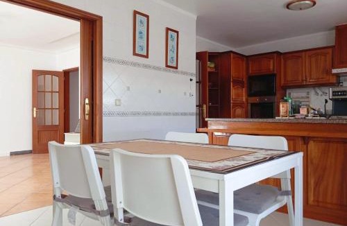 Atalaia House | Great for Families in Lourinhã-Double Rooms-Private Baths-Free Parking & Extra Bed
