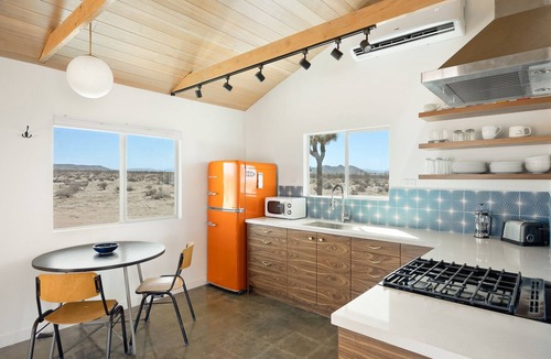 Landers House | Green Jackrabbit - Hot Tub + Endless Desert Views!