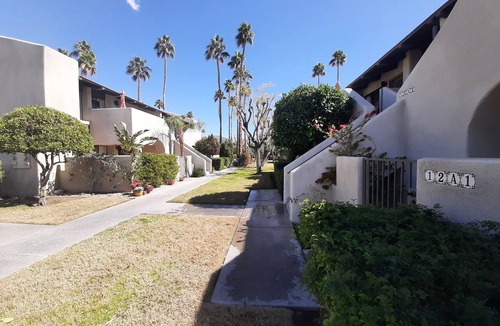 Palm Springs Condo | Ground level condo with king size bed and w/d inside