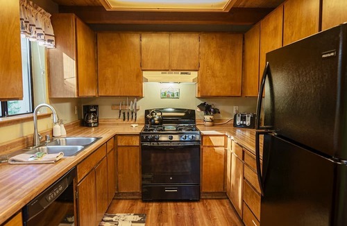 Dorrington Cottage | Group Cozy Cottage with Game Room in California