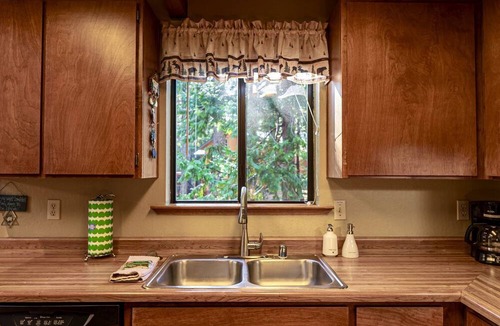 Dorrington Cottage | Group Cozy Cottage with Game Room in California