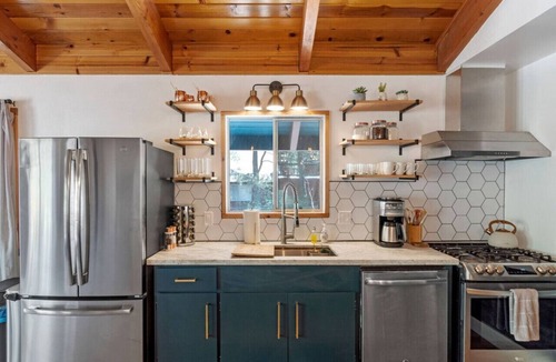 Pioneer Trail House | Guadalupe Getaway - Pets + Hot Tub + AC!