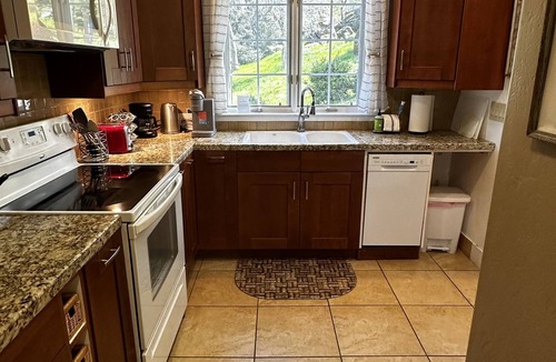 Three Rivers Cottage | "Guest Favorite" Cottage near Sequoia, Private EV charger, Fireplace, Ammenities