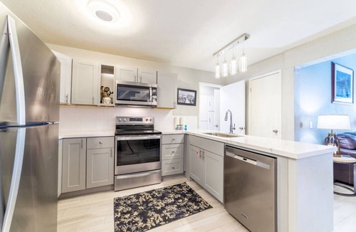 Mammoth Lakes Resort | Guest Favorite! Spacious Remodeled 2bd 2ba Mtn Views, Covered Parking, Hot Tubs