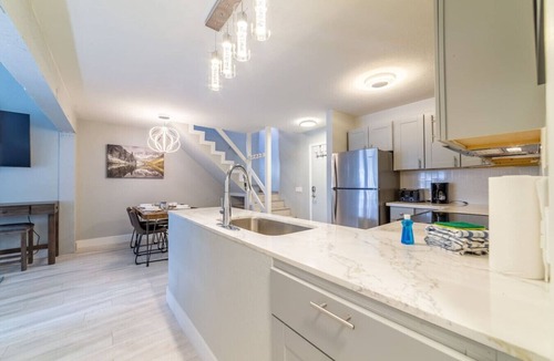 Mammoth Lakes Resort | Guest Favorite! Spacious Remodeled 2bd 2ba Mtn Views, Covered Parking, Hot Tubs