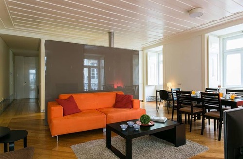 Martires Apartment | GuestReady - Sleek flat near Santa Justa Lift