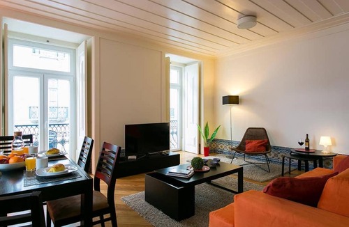 Martires Apartment | GuestReady - Sleek flat near Santa Justa Lift