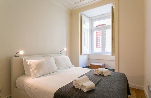 Martires Apartment | GuestReady - Sleek flat near Santa Justa Lift