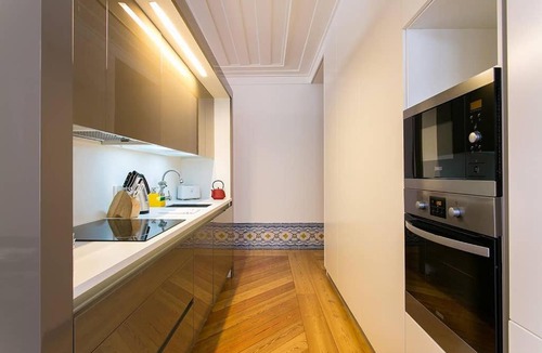 Martires Apartment | GuestReady - Sleek flat near Santa Justa Lift