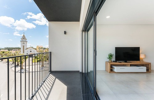 Mira Apartment | GuestReady-Sunny Modern Retreat in Mira