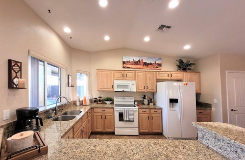 Lake Havasu City House | "Hacienda Hangout"~ 5⭐RETREAT ~ PETS OK 🐾 VIEWS - POOL - SPA - BORDERS BLM