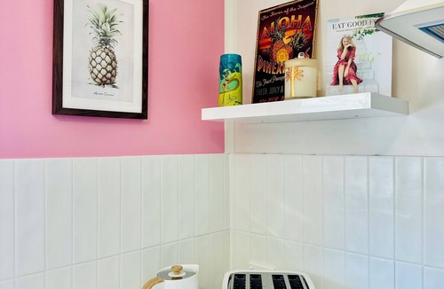 Burleigh Heads House | Hali'a - Renovated, 3 Bedroom Beach Cottage in Burleigh 5 mins walk to beach