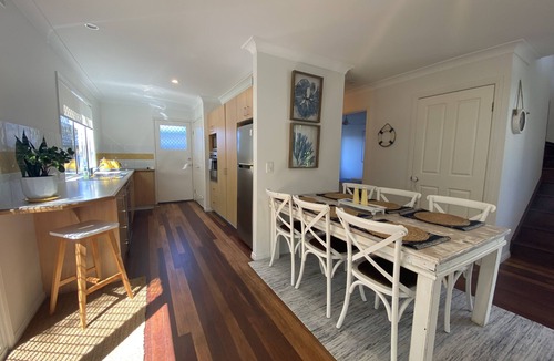 Southport House | Handy Gold Coast location close to Broadwater Parklands