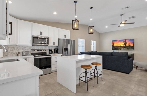 Paradise Valley Village House | Heated Pool w/swim up bar seating & Spa, Pool Table, Basketball Court, Putting green + FREE Golf!