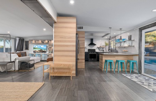 Kensington House | HGTV Style Coastal Retreat! Close to Legoland, Zoo, Beaches and More!