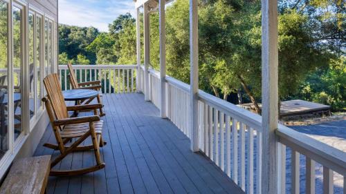 Atascadero House | Hidden Oaks Farmhouse by AvantStay
