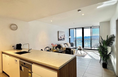 Fortitude Valley Apartment | High-Floor City View 2BR/Free Parking/Heart of FV