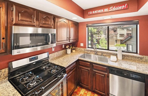 Big Bear Lake Condo | Higher End Townhome! Views of Bear Mtn! WiFi! Laundry! Walk to Bear Mtn!