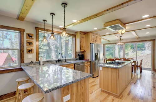 Echo Lake Cabin | Hike, Ski & Explore! Spacious Home in Twin Bridges