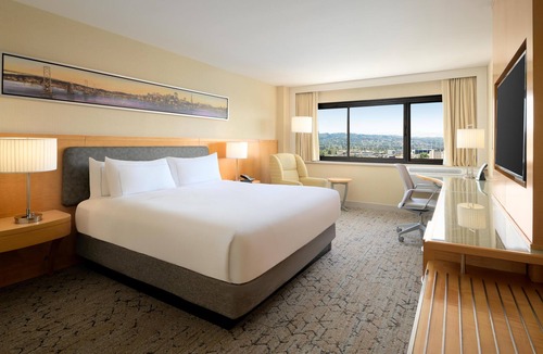 Burlingame Hotel | Hilton San Francisco Airport Bayfront