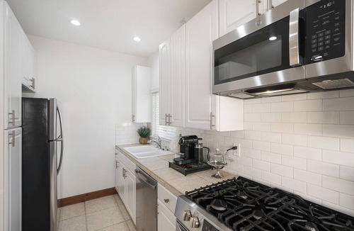 West Beach Apartment | Historic West Beach Apartment — 2 blocks to the Beach