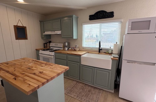 Hanford House | Hobby farm+private apt+full kitchen+spacious+king bed