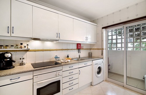 Aldeia das Acoteias Apartment | Holiday Apartment 'Belo Apartamento A 500m Da Praia' with Balcony & Wi-Fi