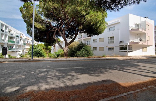 Aldeia das Acoteias Apartment | Holiday Apartment 'Belo Apartamento A 500m Da Praia' with Balcony & Wi-Fi