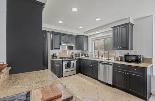 Castaic House | Holiday Dream Stay -Pool & Spa, Pool Table, Ping Pong & Games by Magic Mountain