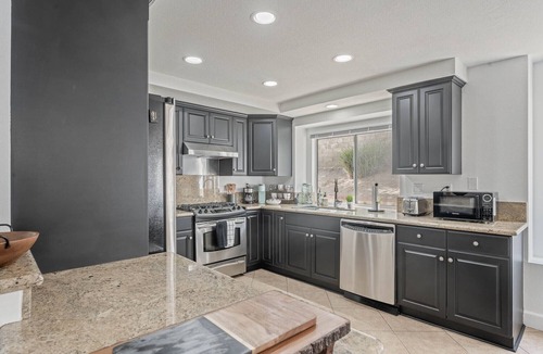 Castaic House | Holiday Dream Stay -Pool & Spa, Pool Table, Ping Pong & Games by Magic Mountain
