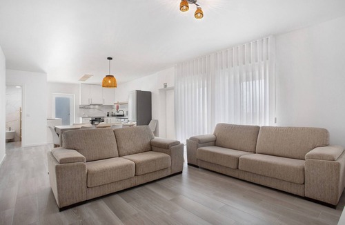 Sao Martinho do Porto House | Holiday Home 'T3 São Martinho Do Porto' with Shared Terrace and Wi-Fi