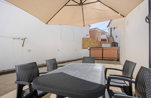 Sao Martinho do Porto House | Holiday Home 'T3 São Martinho Do Porto' with Shared Terrace and Wi-Fi