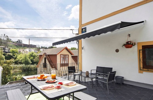 Sever do Vouga House | Holiday Home 'Da Ponte' with Mountain View, Private Terrace & Wi-Fi