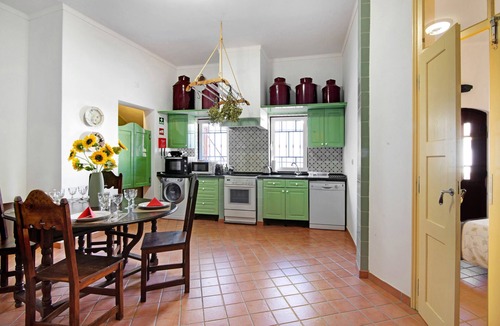 Carvalhinhos House | Holiday Home "Casa do Lavrador Furnazinhas" with Mountain View & Wi-Fi