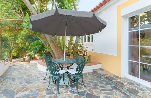 Baiona House | Holiday Home 'Casa Lago - Selão Da Eira' with Lake View, Shared Pool and Wi-Fi