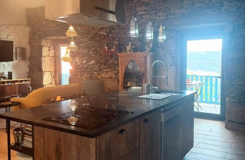 Codecoso House | Holiday Home 'Casas Coração' with Mountain View, Wi-Fi and Air Conditioning