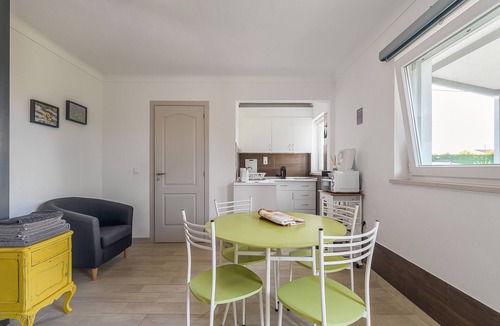 Palhais House | Holiday Home 'Das Pipas Palmela 3' with Shared Terrace, Wi-Fi & Air Conditioning