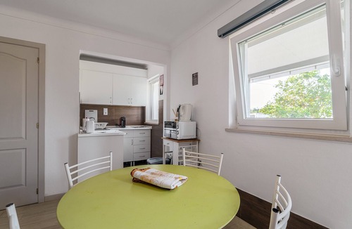 Palhais House | Holiday Home 'Das Pipas Palmela 3' with Shared Terrace, Wi-Fi & Air Conditioning
