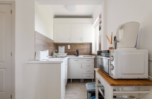 Palhais House | Holiday Home 'Das Pipas Palmela 3' with Shared Terrace, Wi-Fi & Air Conditioning