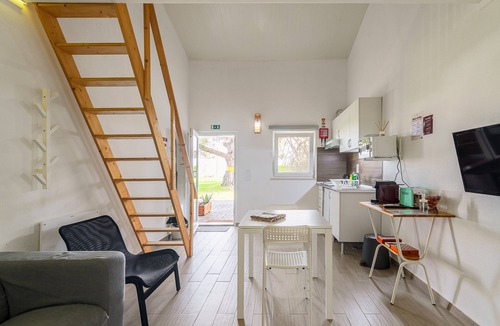 Palhais House | Holiday Home 'Das Pipas Palmela 6' with Shared Terrace, Wi-Fi & Air Conditioning