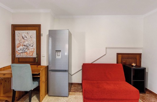 Oliveira De Azemeis House | Holiday Home 'Estúdio Entre Porto E Aveiro' with Mountain View, Shared Terrace and Wi-Fi