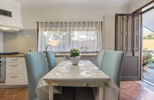 Oliveira De Azemeis House | Holiday Home 'Estúdio Entre Porto E Aveiro' with Mountain View, Shared Terrace and Wi-Fi