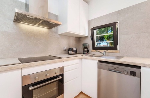 Quarteira House | Holiday Home 'Guatemala' with Private Pool, Wi-Fi and Air Conditioning