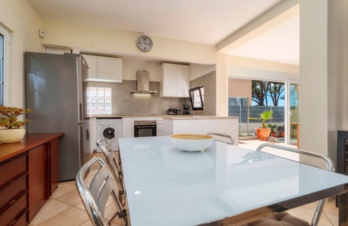 Quarteira House | Holiday Home 'Guatemala' with Private Pool, Wi-Fi and Air Conditioning
