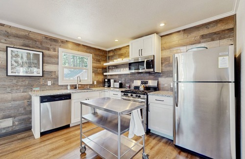 Lakeside Park Cabin | Holiday Home & Hot Tub | Walk 12 Mins to Beach or 6 Mins to Heavenly Gondola