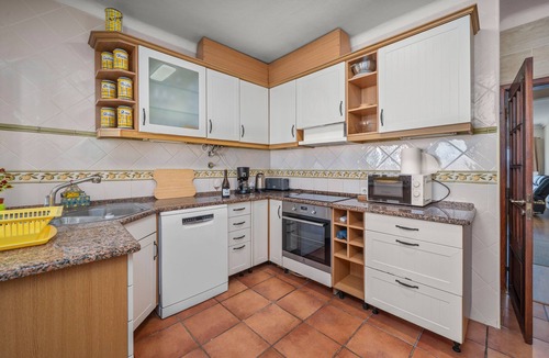 Mato Serrao House | Holiday Home 'Sol' with Private Terrace, Wi-Fi and Air Conditioning