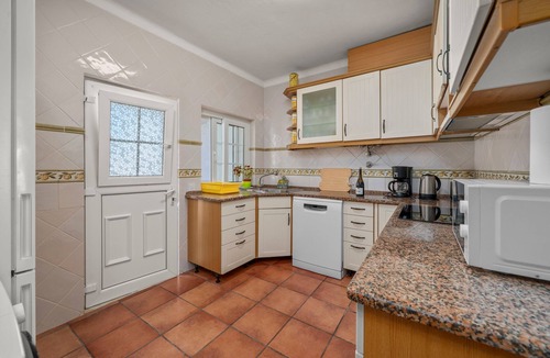 Mato Serrao House | Holiday Home 'Sol' with Private Terrace, Wi-Fi and Air Conditioning
