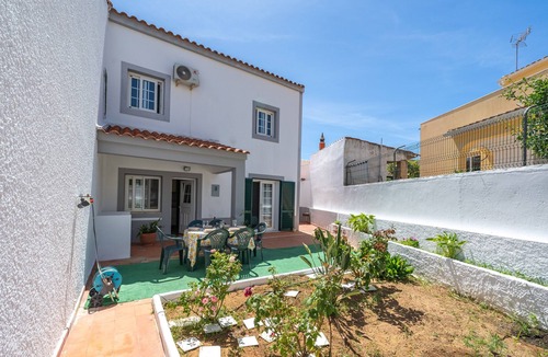 Mato Serrao House | Holiday Home 'Sol' with Private Terrace, Wi-Fi and Air Conditioning