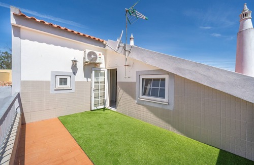 Mato Serrao House | Holiday Home 'Sol' with Private Terrace, Wi-Fi and Air Conditioning