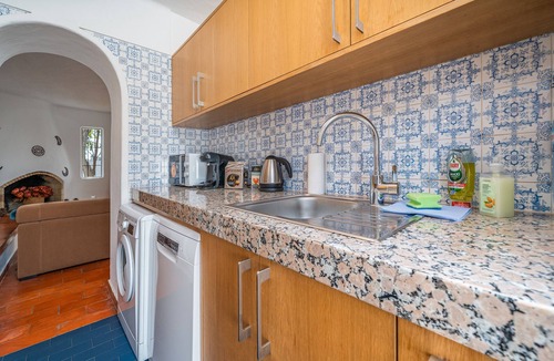 Mato Serrao House | Holiday Home 'Valentina' with Shared Pool, Wi-Fi and Air Conditioning